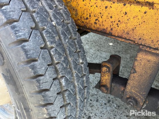 油圧ポンプとオーガーを備えたトレーラー搭載型ディーゼルエンジン