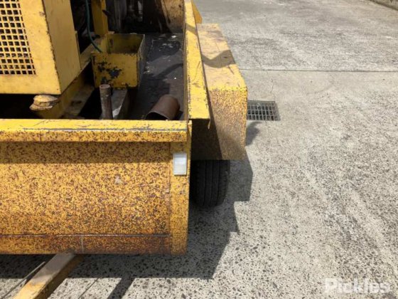 油圧ポンプとオーガーを備えたトレーラー搭載型ディーゼルエンジン