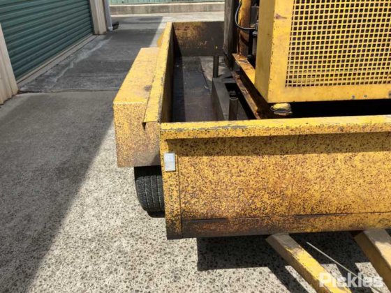 油圧ポンプとオーガーを備えたトレーラー搭載型ディーゼルエンジン