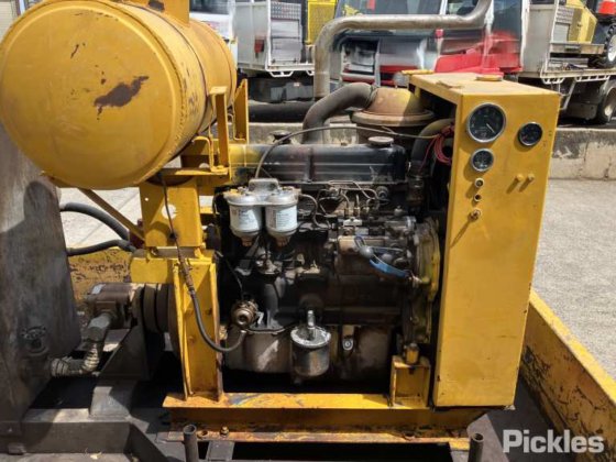 油圧ポンプとオーガーを備えたトレーラー搭載型ディーゼルエンジン