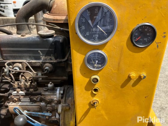 油圧ポンプとオーガーを備えたトレーラー搭載型ディーゼルエンジン