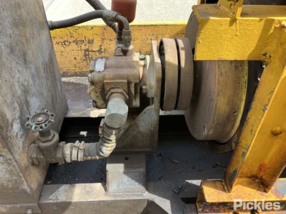 油圧ポンプとオーガーを備えたトレーラー搭載型ディーゼルエンジン