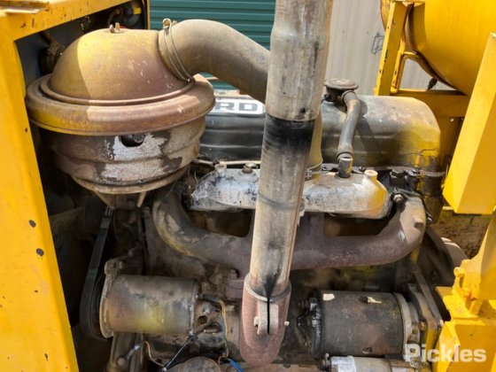 油圧ポンプとオーガーを備えたトレーラー搭載型ディーゼルエンジン