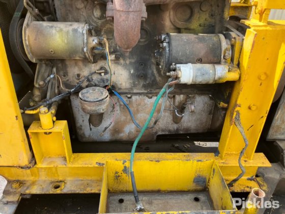 油圧ポンプとオーガーを備えたトレーラー搭載型ディーゼルエンジン