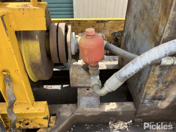 油圧ポンプとオーガーを備えたトレーラー搭載型ディーゼルエンジン