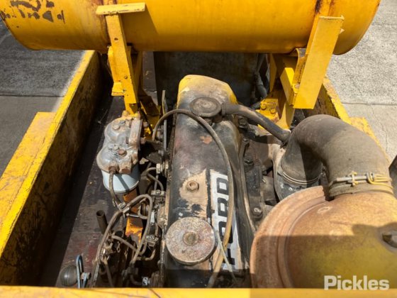 油圧ポンプとオーガーを備えたトレーラー搭載型ディーゼルエンジン