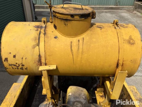 油圧ポンプとオーガーを備えたトレーラー搭載型ディーゼルエンジン