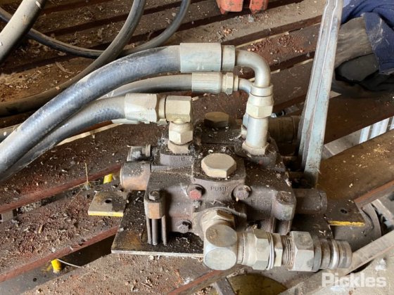 油圧ポンプとオーガーを備えたトレーラー搭載型ディーゼルエンジン