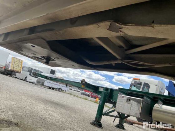 2000年摩尔三轴自卸车