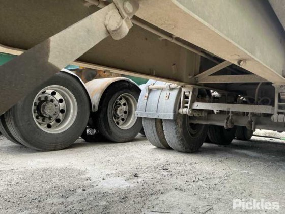 2000年摩尔三轴自卸车