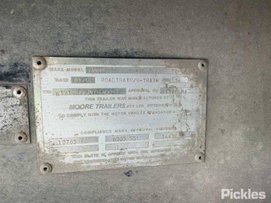 2000年摩尔三轴自卸车