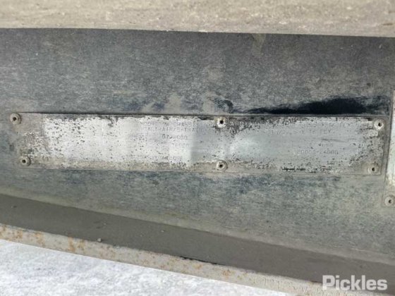 2000年摩尔三轴自卸车