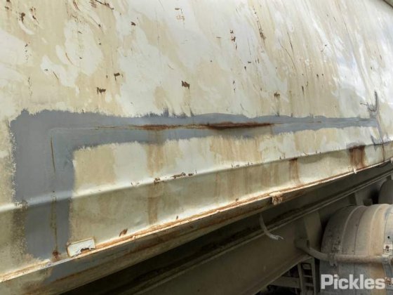 2000年摩尔三轴自卸车