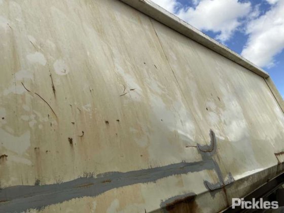 2000年摩尔三轴自卸车