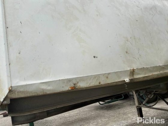 2000年摩尔三轴自卸车