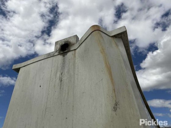 2000年摩尔三轴自卸车