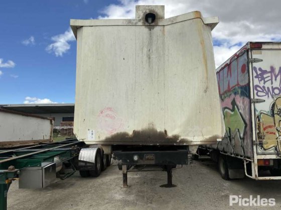 2000年摩尔三轴自卸车