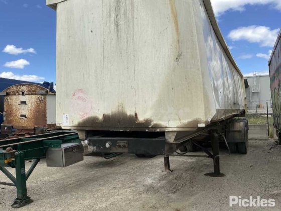 2000年摩尔三轴自卸车