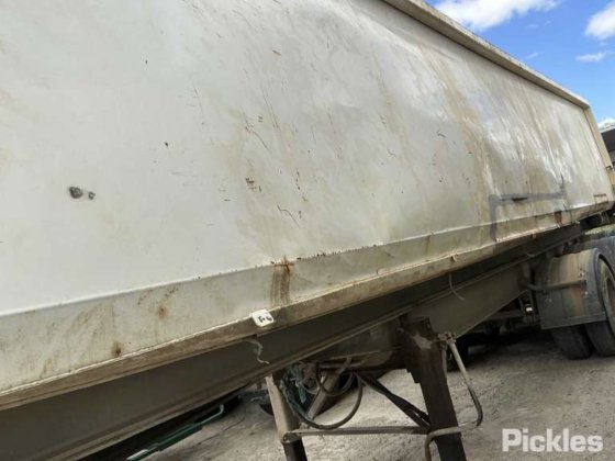 2000年摩尔三轴自卸车