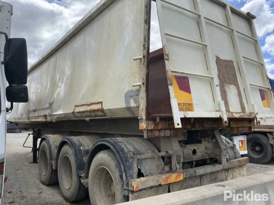 2000年摩尔三轴自卸车