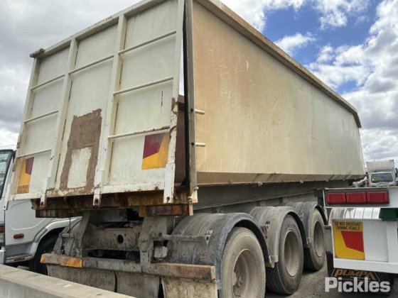 2000年摩尔三轴自卸车