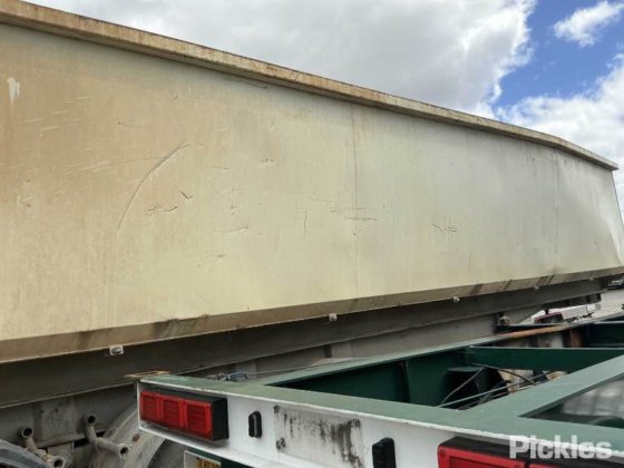 2000年摩尔三轴自卸车