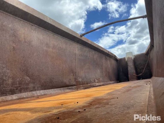 2000年摩尔三轴自卸车