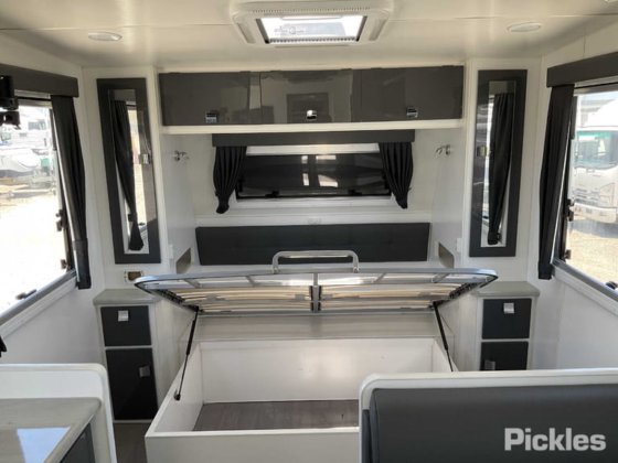 2018 Paramount Commander