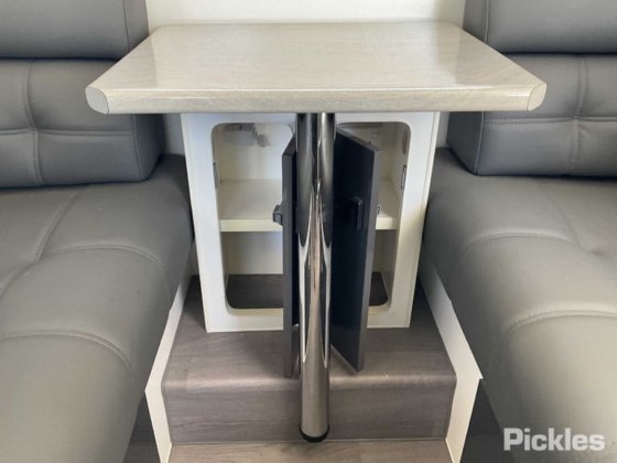 2018 Paramount Commander