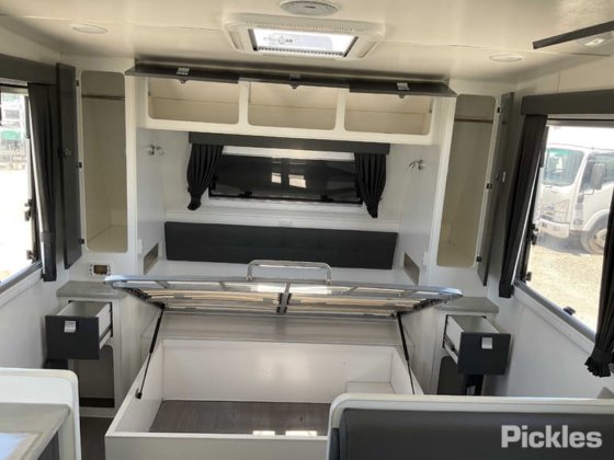 2018 Paramount Commander