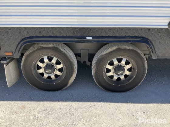 2018 Paramount Commander