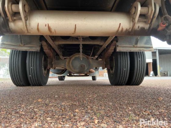 2004 年日产UD MKB215