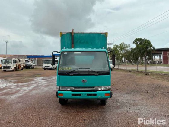 2004 年日产UD MKB215