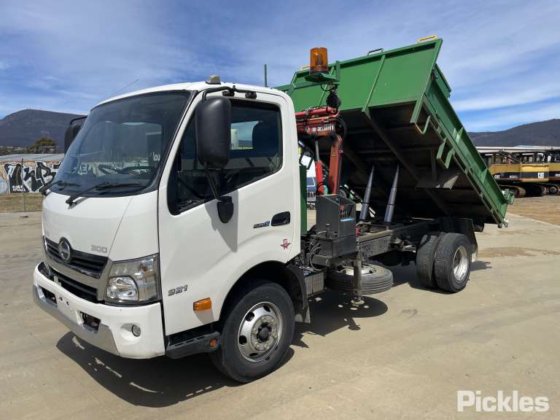 2016年式 日野 300 921