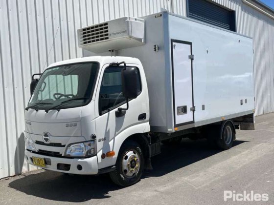 2021年式日野300シリーズ