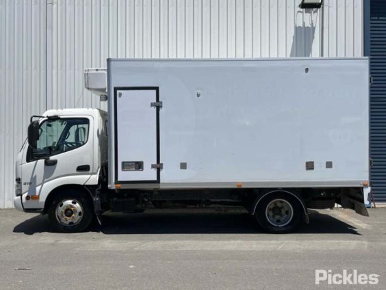 2021年式日野300シリーズ