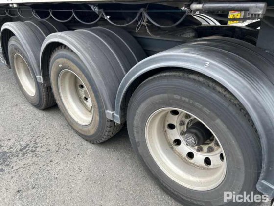 2015 真品三轴半挂车