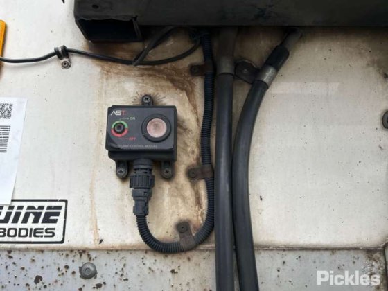 2014款正品三轴半挂车