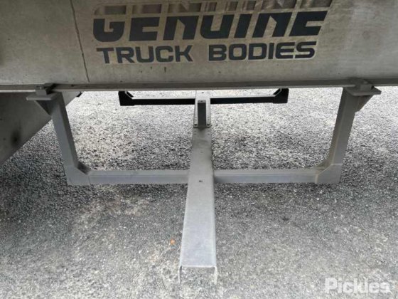 2014款正品三轴半挂车