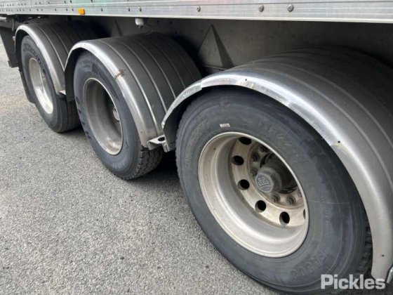 2014款正品三轴半挂车