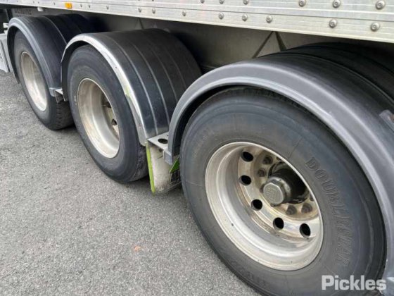 2014款正品三轴半挂车