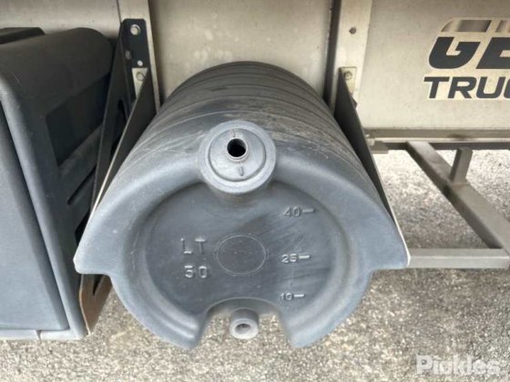 2014款正品三轴半挂车