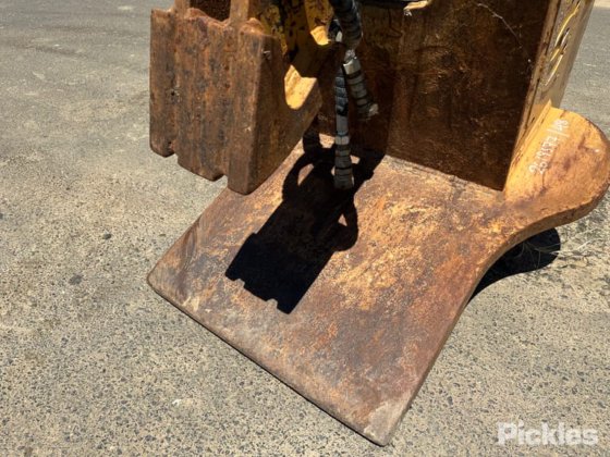 挖掘机液压抓斗附件。