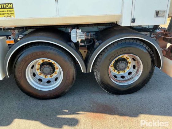 2016年式ボルボ FE320