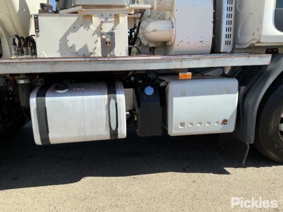 2016年式ボルボ FE320