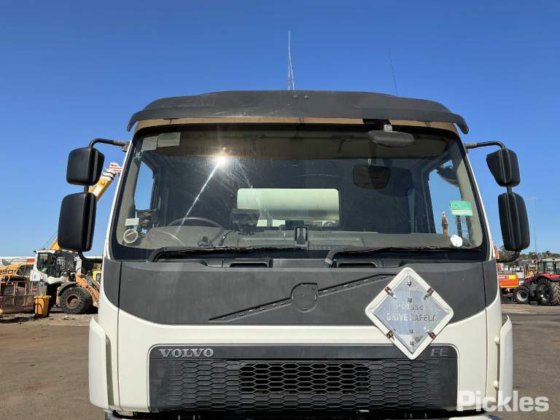 2016年式ボルボ FE320