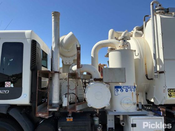 2016年式ボルボ FE320