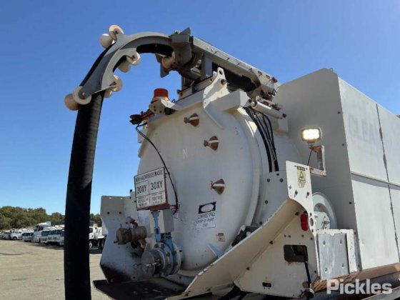 2016年式ボルボ FE320