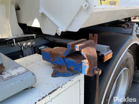 2016年式ボルボ FE320