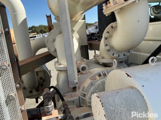 2016年式ボルボ FE320